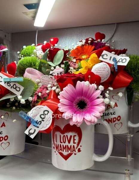 Tazze con fiori misti assortiti