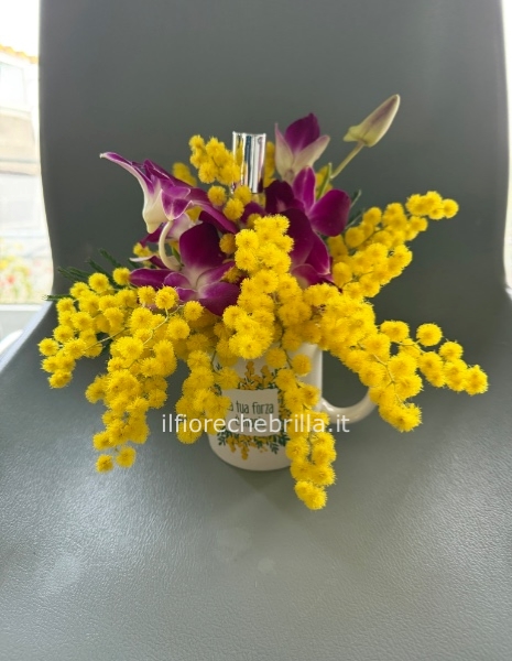 Tazza di coccio con fiore e profumo