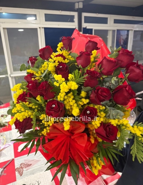 21 rose rosse con la mimosa e verde decorativo