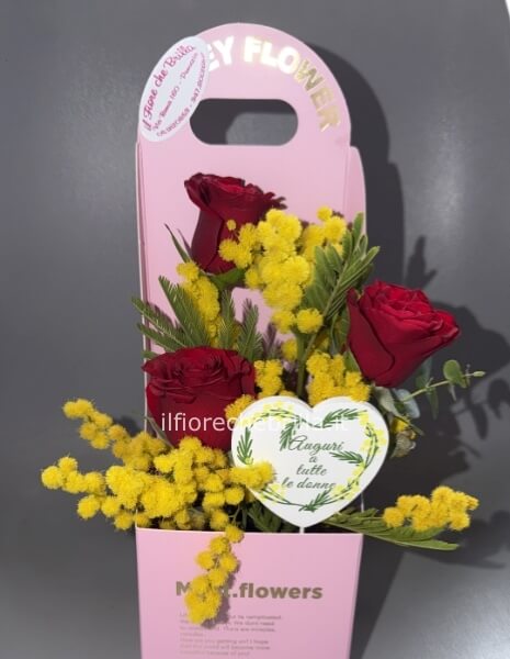 Scatola con rose mimose e decorazioni